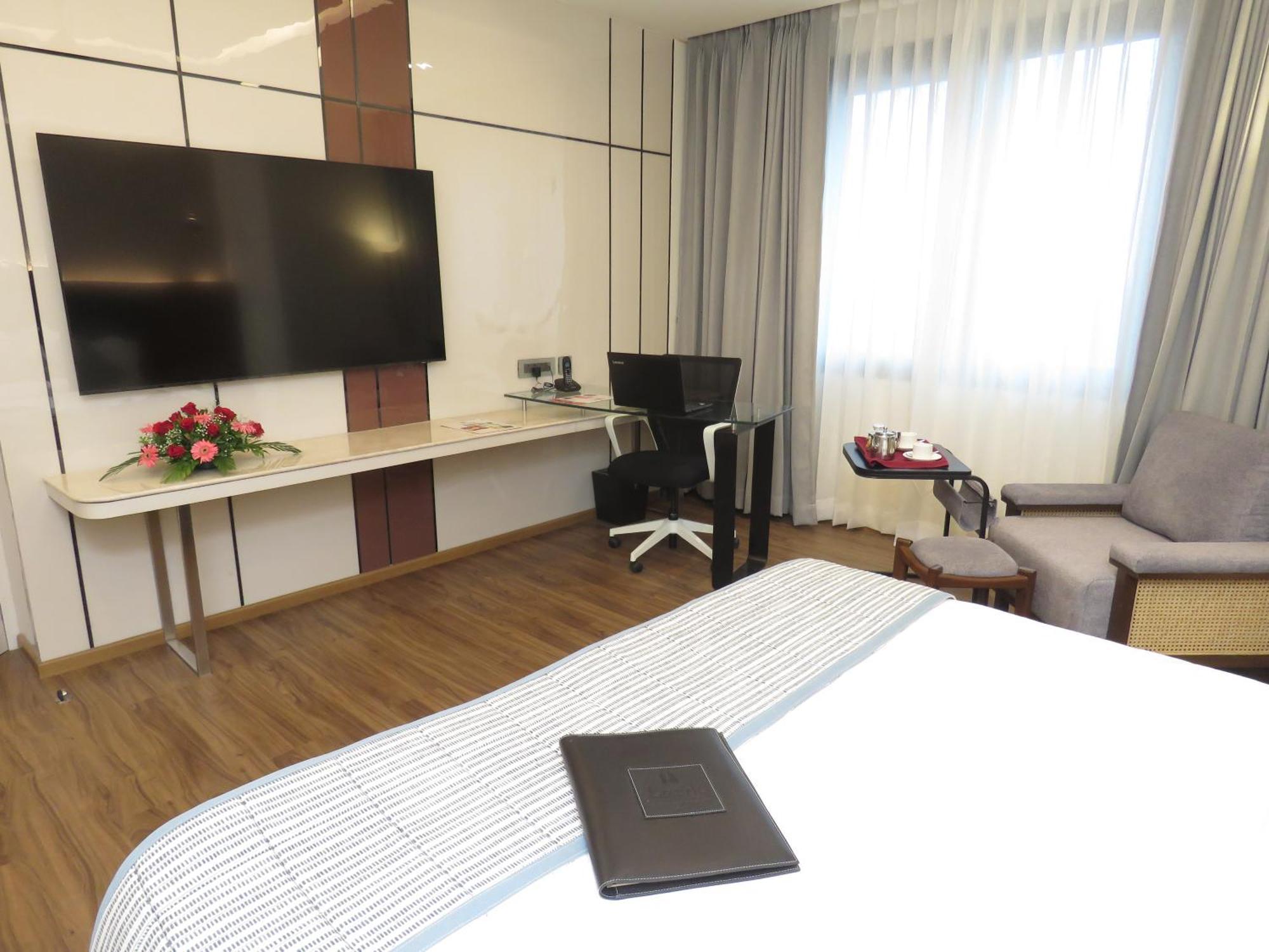 Lords Plaza Surat Ξενοδοχείο Εξωτερικό φωτογραφία